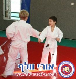אימון ילדים ומבוגרים בדוג'ו חצור 8-1-2010. בסוף האימון עשינו ארוחת צהריים וראינו את הסרט קראטה קיד 2