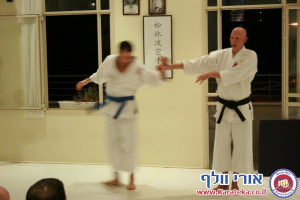 אימון פתיחת דוג'ו פלורנטין, תל אביב. הבית החדש שלנו לאימוני אומנויות לחימה והגנה עצמית. באימון נכחו משתתפים מבתי ספר שונים של אומנויות לחימה, יחד עם תלמידי בית הספר שלנו. 24-10-2010