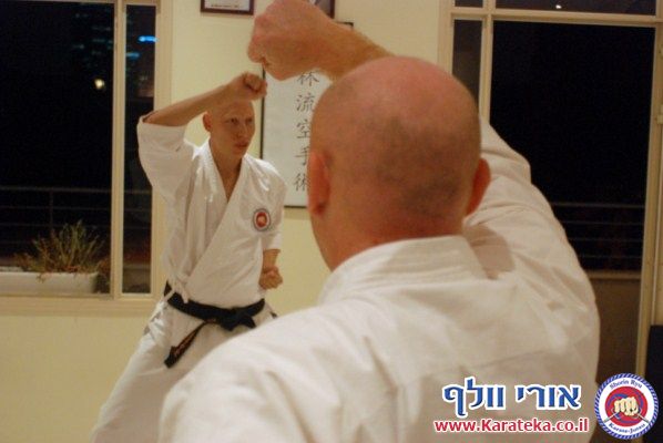 אימון פתיחת דוג'ו פלורנטין, תל אביב. הבית החדש שלנו לאימוני אומנויות לחימה והגנה עצמית. באימון נכחו משתתפים מבתי ספר שונים של אומנויות לחימה, יחד עם תלמידי בית הספר שלנו. 24-10-2010