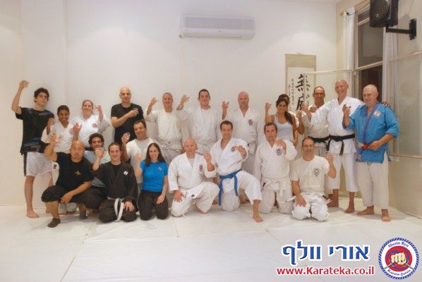 אימון פתיחת דוג'ו פלורנטין, תל אביב. הבית החדש שלנו לאימוני אומנויות לחימה והגנה עצמית. באימון נכחו משתתפים מבתי ספר שונים של אומנויות לחימה, יחד עם תלמידי בית הספר שלנו. 24-10-2010