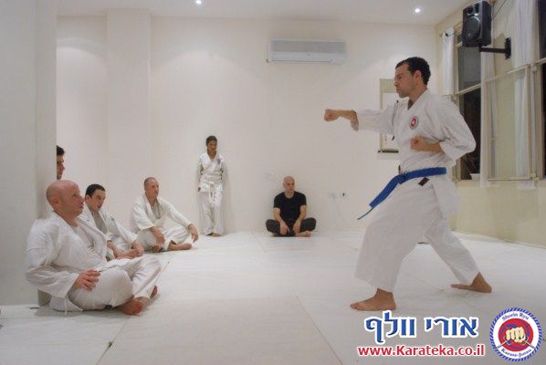 אימון פתיחת דוג'ו פלורנטין, תל אביב. הבית החדש שלנו לאימוני אומנויות לחימה והגנה עצמית. באימון נכחו משתתפים מבתי ספר שונים של אומנויות לחימה, יחד עם תלמידי בית הספר שלנו. 24-10-2010