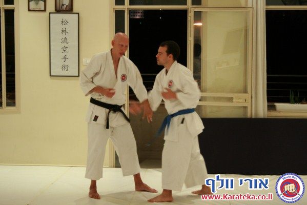 אימון פתיחת דוג'ו פלורנטין, תל אביב. הבית החדש שלנו לאימוני אומנויות לחימה והגנה עצמית. באימון נכחו משתתפים מבתי ספר שונים של אומנויות לחימה, יחד עם תלמידי בית הספר שלנו. 24-10-2010