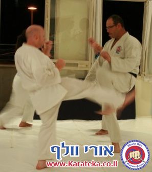 אימון פתיחת דוג'ו פלורנטין, תל אביב. הבית החדש שלנו לאימוני אומנויות לחימה והגנה עצמית. באימון נכחו משתתפים מבתי ספר שונים של אומנויות לחימה, יחד עם תלמידי בית הספר שלנו. 24-10-2010