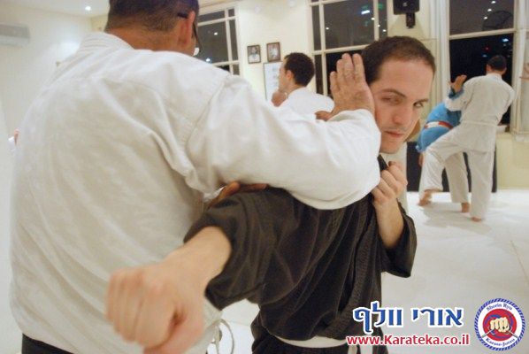 אימון פתיחת דוג'ו פלורנטין, תל אביב. הבית החדש שלנו לאימוני אומנויות לחימה והגנה עצמית. באימון נכחו משתתפים מבתי ספר שונים של אומנויות לחימה, יחד עם תלמידי בית הספר שלנו. 24-10-2010