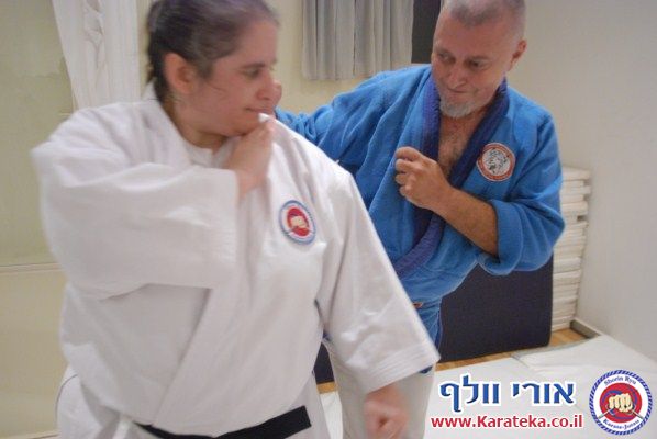 אימון פתיחת דוג'ו פלורנטין, תל אביב. הבית החדש שלנו לאימוני אומנויות לחימה והגנה עצמית. באימון נכחו משתתפים מבתי ספר שונים של אומנויות לחימה, יחד עם תלמידי בית הספר שלנו. 24-10-2010