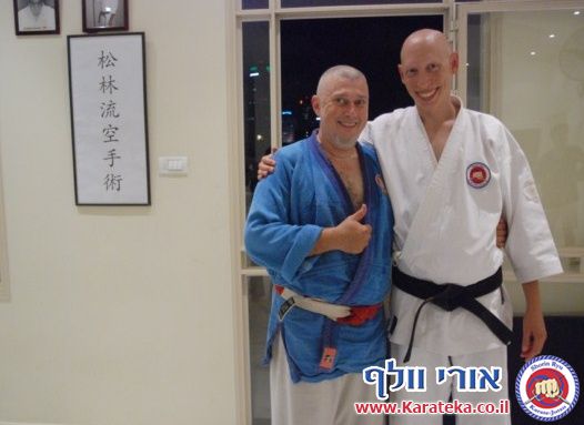 אימון פתיחת דוג'ו פלורנטין, תל אביב. הבית החדש שלנו לאימוני אומנויות לחימה והגנה עצמית. באימון נכחו משתתפים מבתי ספר שונים של אומנויות לחימה, יחד עם תלמידי בית הספר שלנו. 24-10-2010