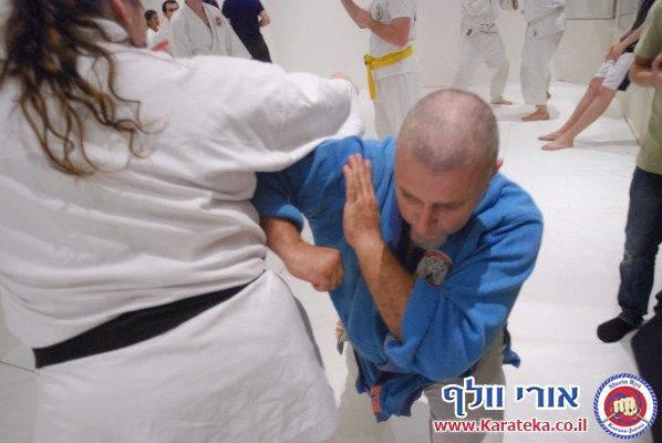 אימון פתיחת דוג'ו פלורנטין, תל אביב. הבית החדש שלנו לאימוני אומנויות לחימה והגנה עצמית. באימון נכחו משתתפים מבתי ספר שונים של אומנויות לחימה, יחד עם תלמידי בית הספר שלנו. 24-10-2010