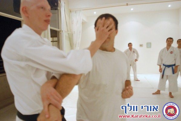 אימון פתיחת דוג'ו פלורנטין, תל אביב. הבית החדש שלנו לאימוני אומנויות לחימה והגנה עצמית. באימון נכחו משתתפים מבתי ספר שונים של אומנויות לחימה, יחד עם תלמידי בית הספר שלנו. 24-10-2010