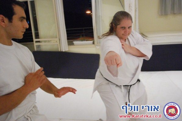 אימון פתיחת דוג'ו פלורנטין, תל אביב. הבית החדש שלנו לאימוני אומנויות לחימה והגנה עצמית. באימון נכחו משתתפים מבתי ספר שונים של אומנויות לחימה, יחד עם תלמידי בית הספר שלנו. 24-10-2010