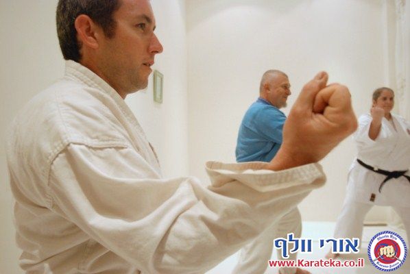 אימון פתיחת דוג'ו פלורנטין, תל אביב. הבית החדש שלנו לאימוני אומנויות לחימה והגנה עצמית. באימון נכחו משתתפים מבתי ספר שונים של אומנויות לחימה, יחד עם תלמידי בית הספר שלנו. 24-10-2010