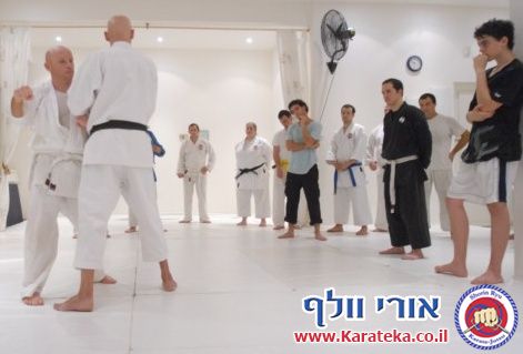 אימון פתיחת דוג'ו פלורנטין, תל אביב. הבית החדש שלנו לאימוני אומנויות לחימה והגנה עצמית. באימון נכחו משתתפים מבתי ספר שונים של אומנויות לחימה, יחד עם תלמידי בית הספר שלנו. 24-10-2010