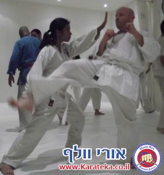 אימון פתיחת דוג'ו פלורנטין, תל אביב. הבית החדש שלנו לאימוני אומנויות לחימה והגנה עצמית. באימון נכחו משתתפים מבתי ספר שונים של אומנויות לחימה, יחד עם תלמידי בית הספר שלנו. 24-10-2010