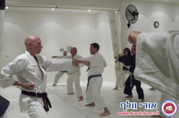 אימון פתיחת דוג'ו פלורנטין, תל אביב. הבית החדש שלנו לאימוני אומנויות לחימה והגנה עצמית. באימון נכחו משתתפים מבתי ספר שונים של אומנויות לחימה, יחד עם תלמידי בית הספר שלנו. 24-10-2010
