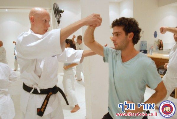אימון פתיחת דוג'ו פלורנטין, תל אביב. הבית החדש שלנו לאימוני אומנויות לחימה והגנה עצמית. באימון נכחו משתתפים מבתי ספר שונים של אומנויות לחימה, יחד עם תלמידי בית הספר שלנו. 24-10-2010