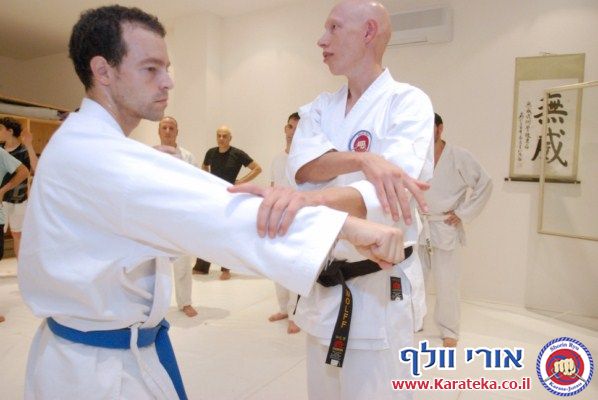 אימון פתיחת דוג'ו פלורנטין, תל אביב. הבית החדש שלנו לאימוני אומנויות לחימה והגנה עצמית. באימון נכחו משתתפים מבתי ספר שונים של אומנויות לחימה, יחד עם תלמידי בית הספר שלנו. 24-10-2010