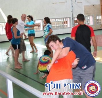 שיעור לנערי תגלית בהתנהלות מול סכין 24-7-2011