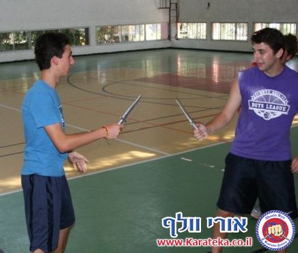 שיעור לנערי תגלית בהתנהלות מול סכין 24-7-2011