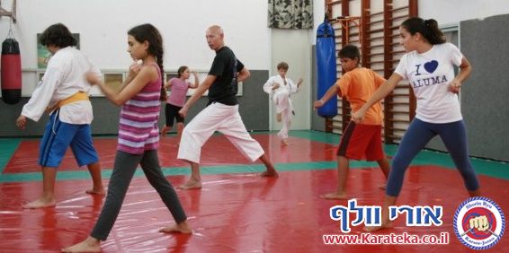 אימון של קבוצות קטנטנים, ילדים, נוער ומבוגרים בדוג'ו אשר בקיבוץ חצור אשדוד, בו לומדים שורין ריו קראטה ג'וטסו
