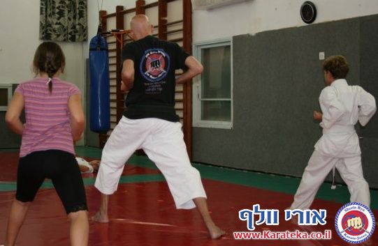 אימון של קבוצות קטנטנים, ילדים, נוער ומבוגרים בדוג'ו אשר בקיבוץ חצור אשדוד, בו לומדים שורין ריו קראטה ג'וטסו
