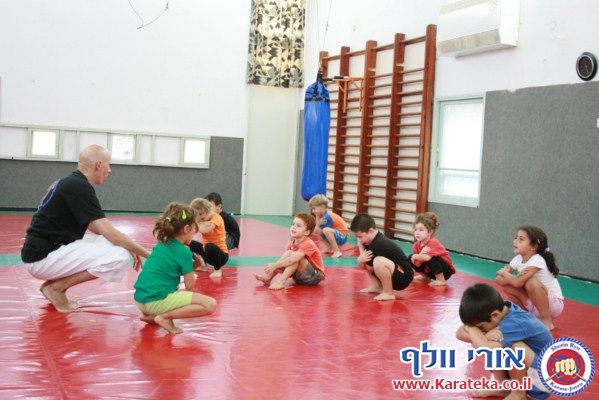 אימון של קבוצות קטנטנים, ילדים, נוער ומבוגרים בדוג'ו אשר בקיבוץ חצור אשדוד, בו לומדים שורין ריו קראטה ג'וטסו