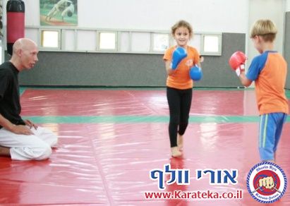 אימון של קבוצות קטנטנים, ילדים, נוער ומבוגרים בדוג'ו אשר בקיבוץ חצור אשדוד, בו לומדים שורין ריו קראטה ג'וטסו