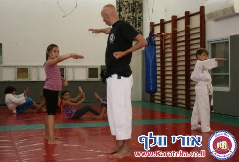 אימון של קבוצות קטנטנים, ילדים, נוער ומבוגרים בדוג'ו אשר בקיבוץ חצור אשדוד, בו לומדים שורין ריו קראטה ג'וטסו