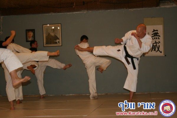 29/2/2012 אימון פתיחת דוג'ו ה''מוסך''. למרות גשם ומזג אויר סוער קיימנו את אימון פתיחת הדוג'ו. זהו הדוג'ו הראשי של בית הספר לקראטה ואומנויות לחימה שורין ריו קראטה ג'וטסו ישראל בראשתו של אורי וולף סנסאי