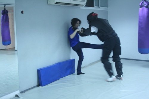 מתגוננת גם עם הגב לקיר במצב לחץ